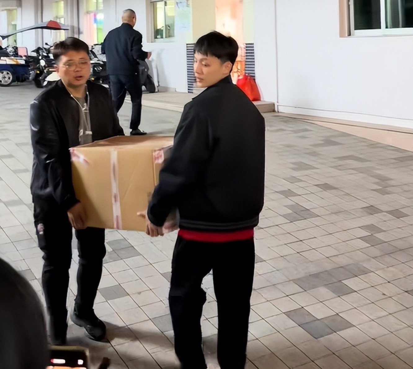 开云中国-徐杰买年货回家探望父母！随后前往男篮报到，无缘与上海的淘汰赛