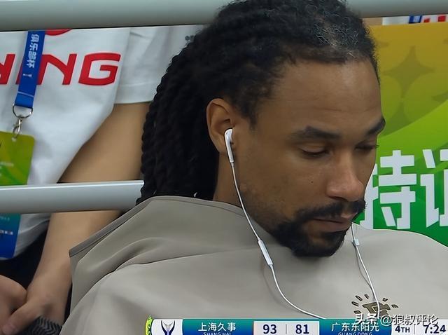 开云入口-萨林杰末节戴耳机玩手机引球迷不满！“保障合同后 直接躺平滑水”